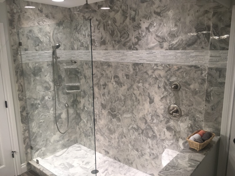 A beautiful walk-in shower with inlay: walk-in-shower-7966.